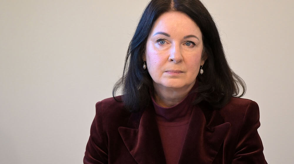 Brandenburgs Gesundheitsministerin Britta Müller (parteilos) setzt sich für die Krankschreibung am Telefon ein (Archivbild). / Foto: Michael Bahlo/dpa