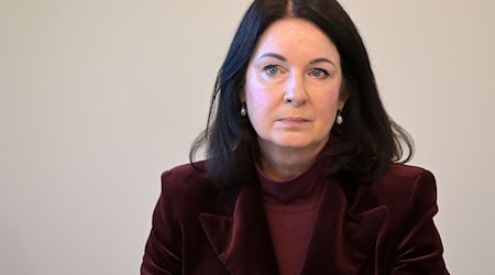 Brandenburgs Gesundheitsministerin Britta Müller (parteilos) setzt sich für die Krankschreibung am Telefon ein (Archivbild). / Foto: Michael Bahlo/dpa