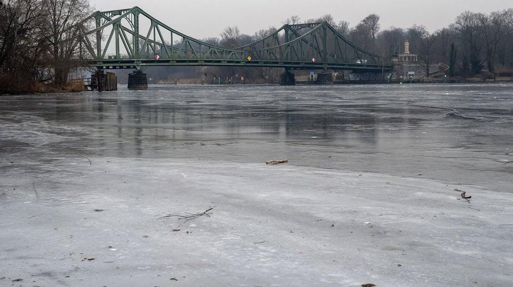 Eis ist nicht überall gleich dick. (Symbolbild) / Foto: Soeren Stache/dpa/ZB