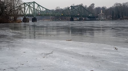 Eis ist nicht überall gleich dick. (Symbolbild) / Foto: Soeren Stache/dpa/ZB
