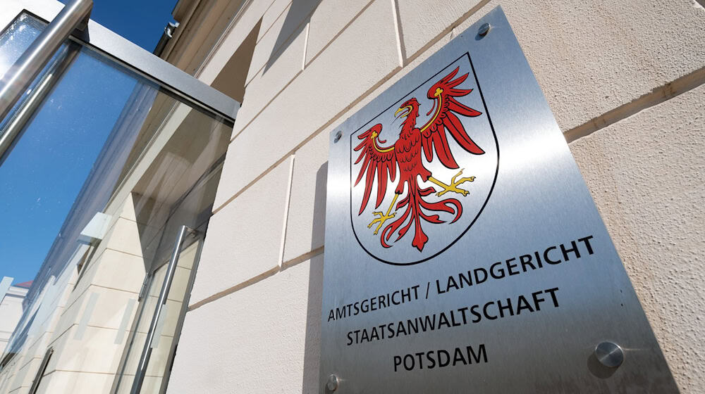 Seit Jahresanfang werden alle neu eingehenden Verfahren bei den Gerichten und Staatsanwaltschaft in Brandenburg nicht mehr mit Papierakten, sondern elektronisch bearbeitet. (Archivbild) / Foto: Soeren Stache/dpa-Zentralbild/dpa