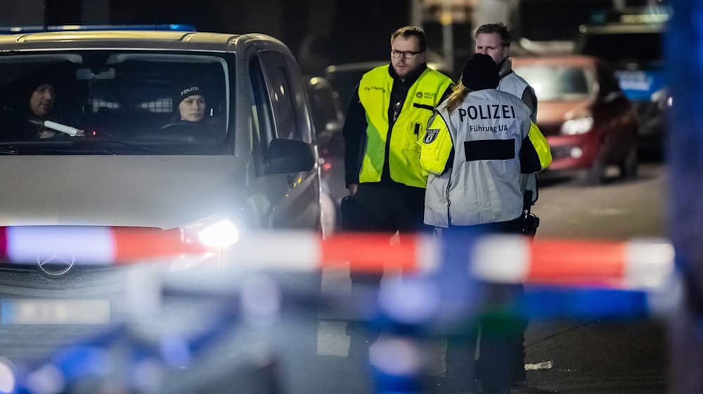 Die Polizei war nach Schüssen in Berlin-Tiergarten am Abend mit einem Großaufgebt im Einsatz.  / Foto: Christoph Soeder/dpa