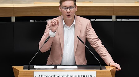 Der Innenpolitikexperte der grünen Fraktion im Abgeordnetenhaus, Vasili Franco, fordert Verbesserungen beim Katastrophenschutz in Berlin. (Archivbild) / Foto: Sebastian Christoph Gollnow/dpa