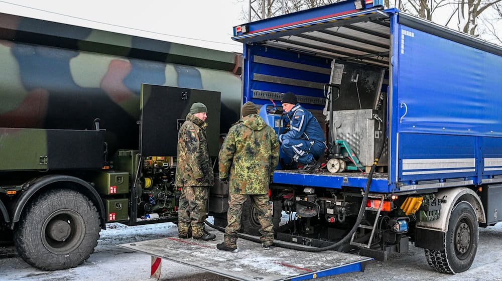 Die Bundeswehr unterstützt das Technische Hilfswerk bei der Betankung mit Diesel, der für Notstromaggregate benötigt wird. / Foto: Jens Kalaene/dpa