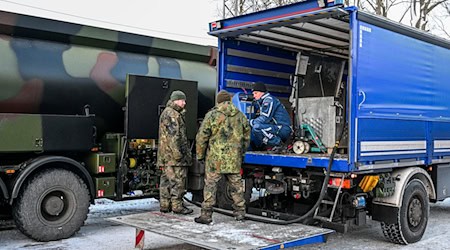 Die Bundeswehr unterstützt das Technische Hilfswerk bei der Betankung mit Diesel, der für Notstromaggregate benötigt wird. / Foto: Jens Kalaene/dpa