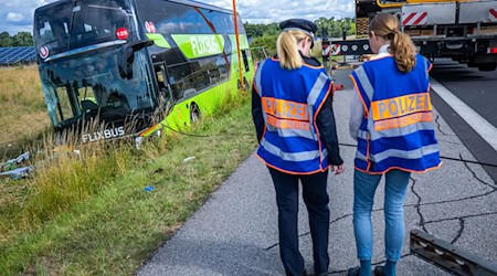 Nachts war vergangenes Jahr ein Flixbus von der A19 abgekommen und umgekippt. (Archivbild)  / Foto: Jens Büttner/dpa