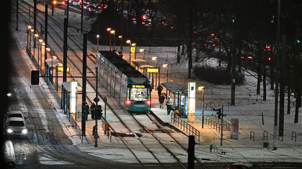 Nach dem Eisregen von Montag können immer noch nicht alle Berliner Straßenbahnen wieder fahren. (Archivbild) / Foto: Annette Riedl/dpa