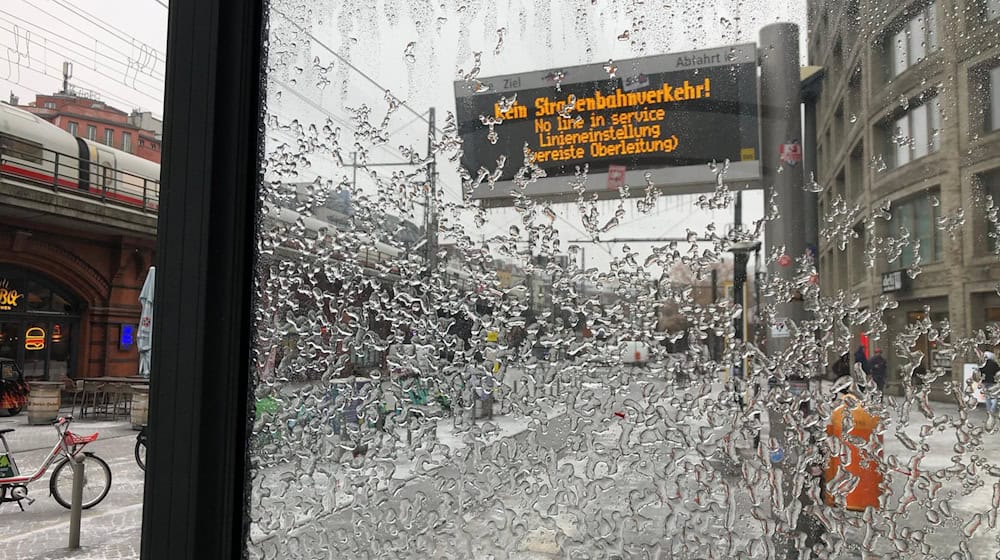 Wegen vereister Oberleitungen infolge von Eisregen hat die BVG den Straßenbahnverkehr am Montag vollständig eingestellt. / Foto: Saskia Fischer/-/dpa