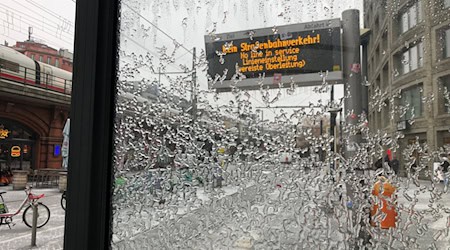 Wegen vereister Oberleitungen infolge von Eisregen hat die BVG den Straßenbahnverkehr am Montag vollständig eingestellt. / Foto: Saskia Fischer/-/dpa