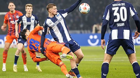 Herthas Michael Cuisance kämpft im Spiel gegen Schalke um den Ball. / Foto: Andreas Gora/dpa