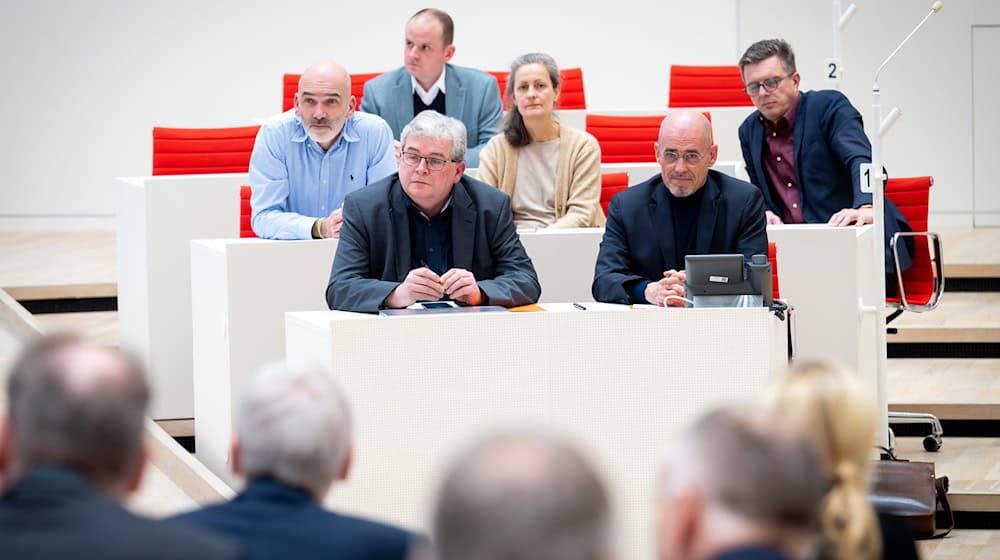 Die Reihen der BSW-Fraktion waren bei der Sondersitzung am Freitag schon stark ausgedünnt. / Foto: Soeren Stache/dpa