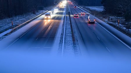 Auch auf den Straßen gab es teilweise Schneeverwehungen. (Archivbild) / Foto: Patrick Pleul/dpa/dpa-tmn
