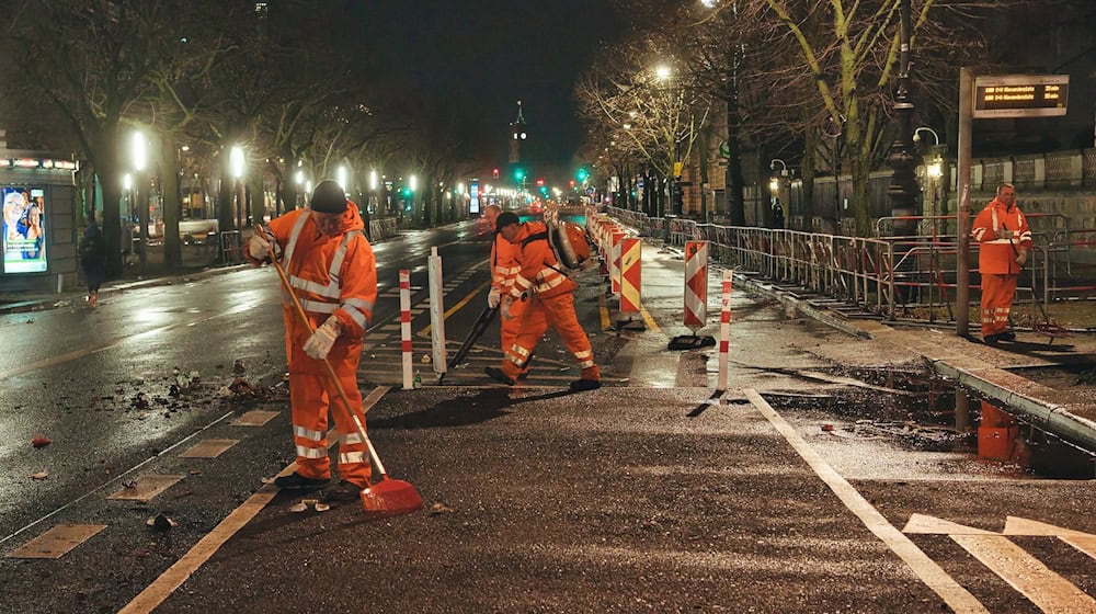 Die Berliner Stadtreinigung schickt schon am frühen Morgen in Mitte Putztrupps, um die Straßen rund um das Brandenburger Tor zu säubern. / Foto: Paul Zinken/dpa