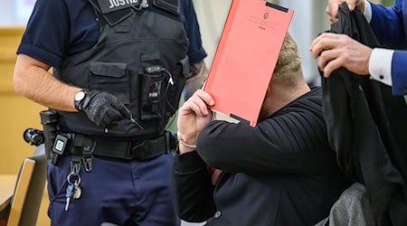 Der Angeklagte soll einen Polizisten getötet haben. / Foto: Patrick Pleul/dpa