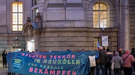 Demonstranten stehen während des Berufungsprozesses zu rechtsextremen Straftaten vor dem Berliner Landgericht. (Archivbild)  / Foto: Soeren Stache/dpa