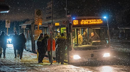 Im Busverkehr könnte es am Freitag immer wieder zu Verspätungen kommen. (Symbolbild) / Foto: Michael Kappeler/Dpa/dpa
