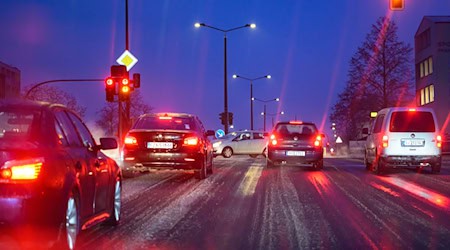 Schnee und Eis haben in Brandenburg für Probleme im Morgenverkehr gesorgt. / Foto: Patrick Pleul/dpa