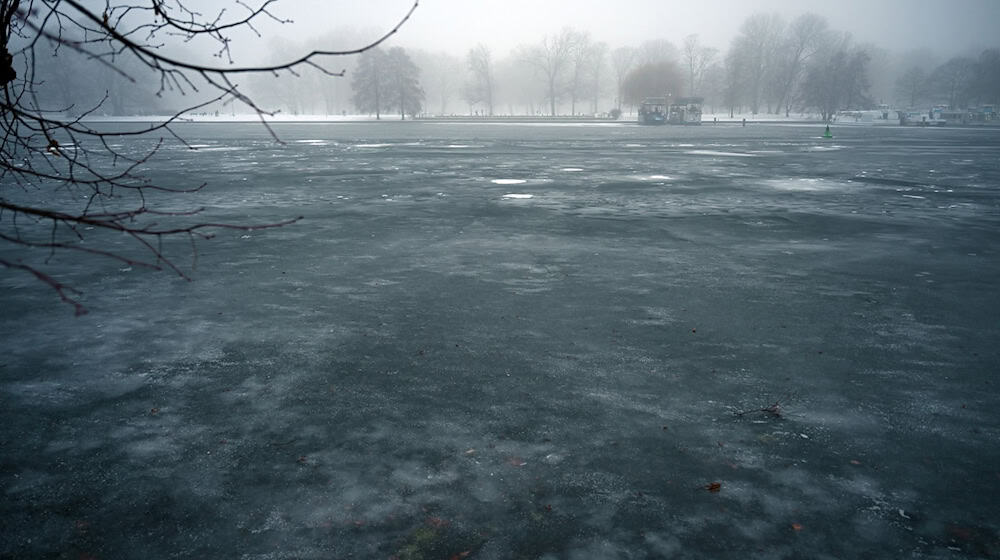 Wer in Berlin oder Brandenburg unterwegs ist, muss mit minus zwei Grad und überraschender Glätte rechnen.  / Foto: Lilli Förter/dpa