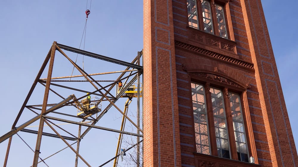 In Berlin-Mitte erinnert gegenüber dem Humboldt-Forum eine gemauerte Ecke an die Bau-Akademie von Karl Friedrich Schinkel. (Archivbild) / Foto: Paul Zinken/dpa/ZB