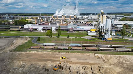 Am Industriestandort Schwarze Pumpe in der Lausitz plant der Energieerzeuger Leag ein neues Gaskraftwerk. (Archivbild) / Foto: Patrick Pleul/dpa