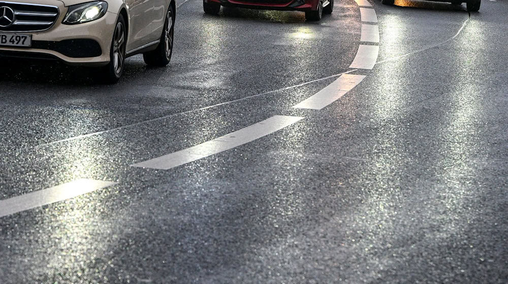 Autofahrer in Berlin und Brandenburg müssen sich auf Glatteis einstellen. (Symbolbild) / Foto: Jens Kalaene/dpa