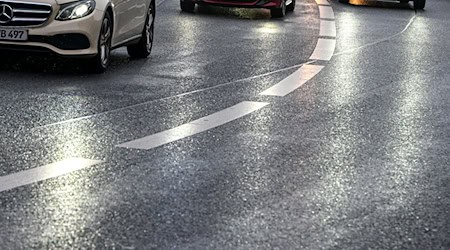 Autofahrer in Berlin und Brandenburg müssen sich auf Glatteis einstellen. (Symbolbild) / Foto: Jens Kalaene/dpa