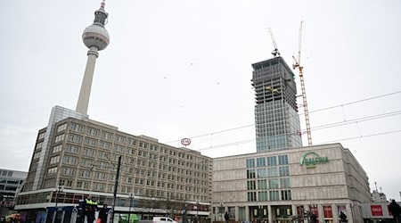 Das neue Hochhaus am Alexanderplatz verändert die Silhouette in Berlin-Mitte.  / Foto: Sebastian Gollnow/dpa