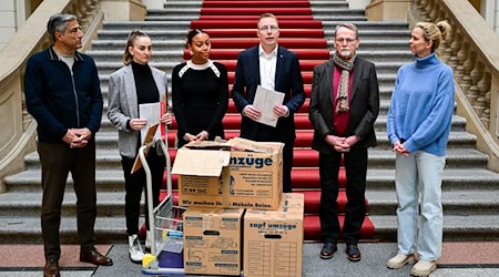 Kaweh Niroomand (l), Olympia-Beauftragter des Landes Berlin, treibt die Pläne zur Bewerbung um Olympische Spiele voran / Foto: Sebastian Gollnow/dpa