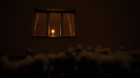 Eine Kerze leuchtet während eines Stromausfalls im Südwesten Berlins in einem Mehrfamilienhaus. Hilfe kommt auch aus NRW. / Foto: Carsten Koall/dpa