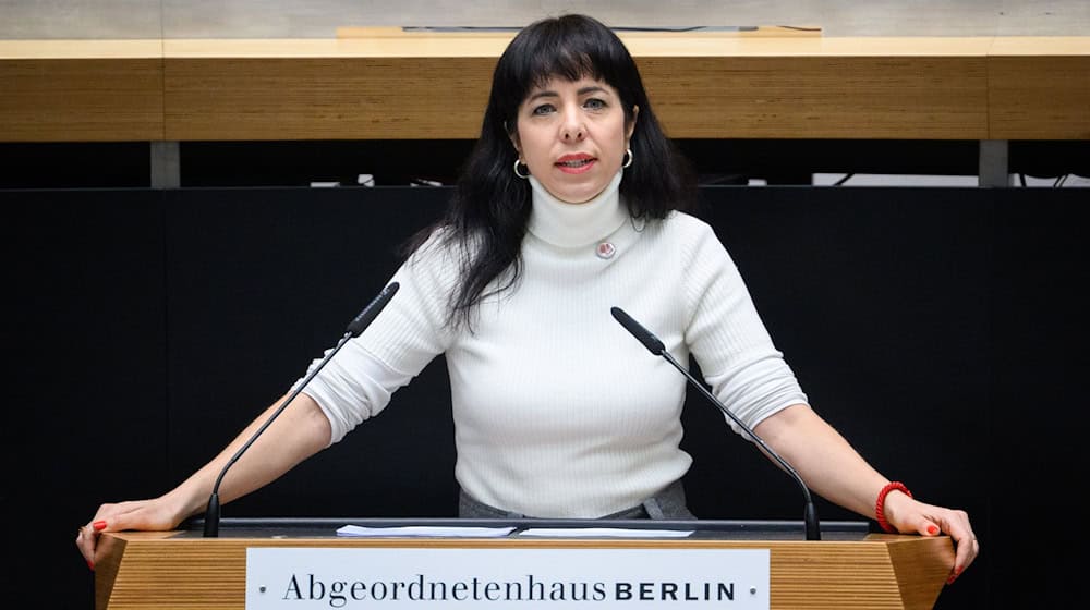 Linke-Spitzenkandidatin Elif Eralp warf dem Regierenden Bürgermeister Kai Wegner (CDU) Empathielosigkeit vor.  / Foto: Bernd von Jutrczenka/dpa