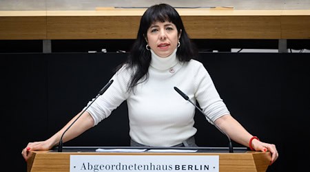 Linke-Spitzenkandidatin Elif Eralp warf dem Regierenden Bürgermeister Kai Wegner (CDU) Empathielosigkeit vor.  / Foto: Bernd von Jutrczenka/dpa