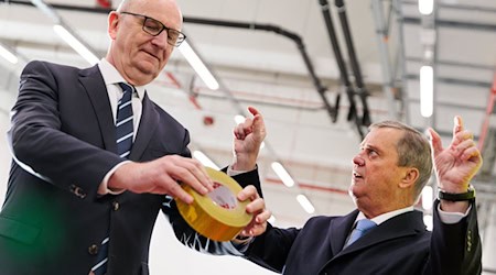Dietmar Woidke (SPD), Ministerpräsident von Brandenburg, besucht Orafol.  / Foto: Carsten Koall/dpa