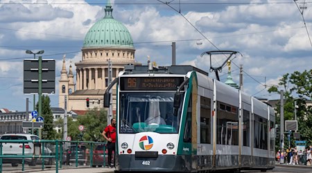 Die Gewerkschaft Verdi kündigt für Montag einen Warnstreik beim öffentlichen Nahverkehr in Brandenburg an (Archivbild). / Foto: Monika Skolimowska/dpa