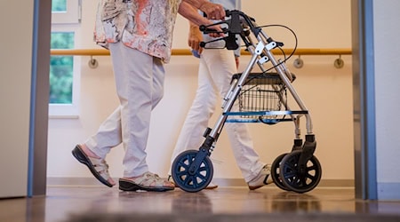 Die Kosten für Pflege im Heim kennen in Berlin und Brandenburg nur eine Richtung: nach oben. (Archivbild) / Foto: Christoph Schmidt/dpa