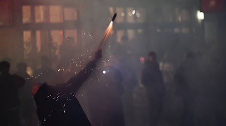 Mit einem Wasserwerfer musste die Berliner Polizei Feuer auf einer Straße in Moabit löschen.  / Foto: Sebastian Christoph Gollnow/dpa