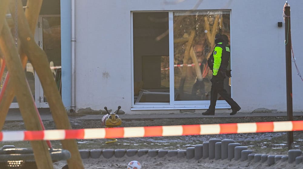 Die Feuerwehr berichtete von 22 Sanitätern, Ärzten und Feuerwehrleuten, die mit 12 Fahrzeugen im Einsatz waren. (Archivbild) / Foto: Britta Pedersen/dpa