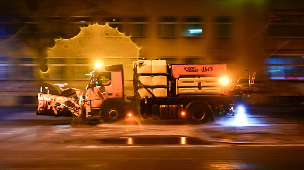 Streusalz sei vom starken Regen teilweise von den Fahrbahnen gespült worden, teilte die BSR mit. / Foto: Sebastian Gollnow/dpa