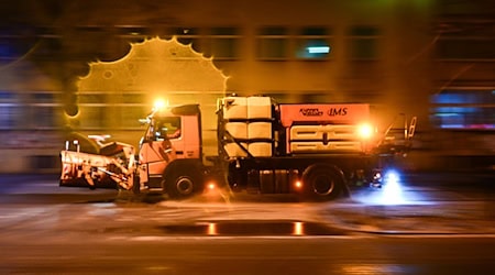 Streusalz sei vom starken Regen teilweise von den Fahrbahnen gespült worden, teilte die BSR mit. / Foto: Sebastian Gollnow/dpa