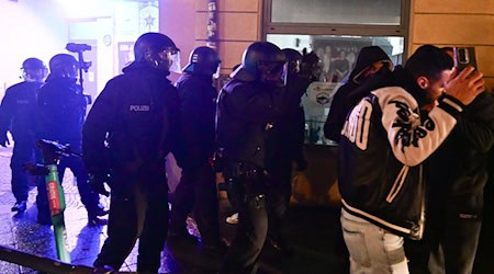 Die Polizei wurde erneut in der Silvesternacht immer wieder mit Feuerwerkskörpern angegriffen.  / Foto: Sebastian Christoph Gollnow/dpa
