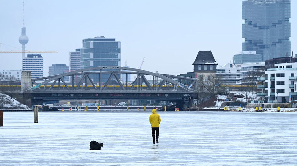 Die Berliner Polizei warnt wegen des Tauwetters vor dem Betreten des Eises.  / Foto: Elisa Schu/dpa