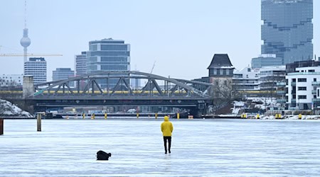Die Berliner Polizei warnt wegen des Tauwetters vor dem Betreten des Eises.  / Foto: Elisa Schu/dpa