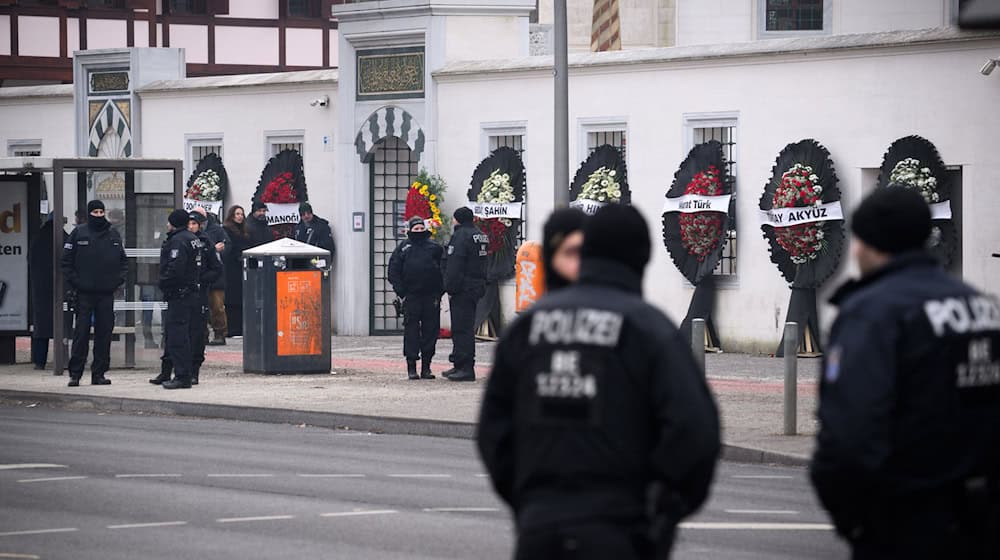 Die Beerdigung im Berliner Clan-Milieu wird von der Polizei mit einem größeren Aufgebot begleitet. / Foto: Bernd von Jutrczenka/dpa