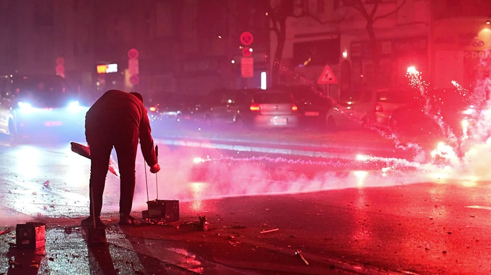 Die Polizei steht in der Silvesternacht in Berlin unter Dauerstress. (Archivbild) / Foto: Sebastian Christoph Gollnow/dpa