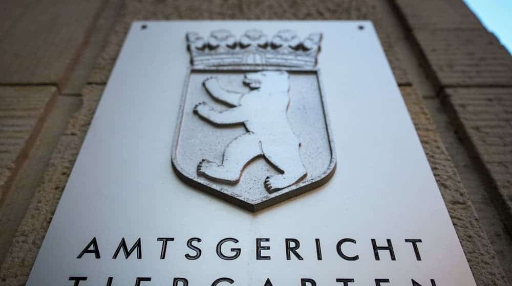 Das Schild am Eingang zum Gerichtsgebäude mit Sitz von dem Amtsgericht Tiergarten / Foto: Soeren Stache/dpa