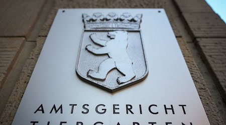 Das Schild am Eingang zum Gerichtsgebäude mit Sitz von dem Amtsgericht Tiergarten / Foto: Soeren Stache/dpa