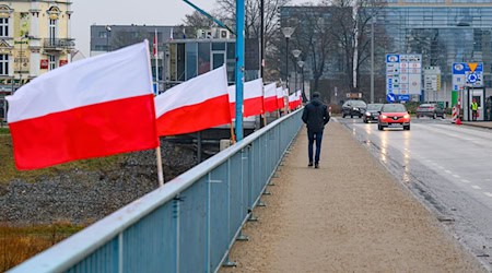 Der Stadtverwaltung in Frankfurt (Oder) sind die Fahnen an der Stadtbrücke ein Dorn im Auge.  / Foto: Patrick Pleul/dpa