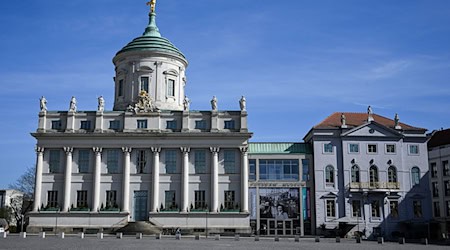 Der Alte Markt in Potsdam ist das historische Zentrum der Stadt - unter anderem mit dem Potsdam Museum. (Archivbild) / Foto: Jens Kalaene/dpa