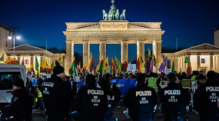 Abgeschirmt von der Berliner Polizei demonstrierten hunderte von Menschen am Brandenburger Tor aus Solidarität mit den Kurden im Nordosten Syriens.  / Foto: Christoph Soeder/dpa
