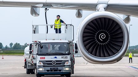 Nachhaltige Flugzeugkraftstoffe als Alternative zu fossilem Kerosin sollen in einigen Jahren aus einer neuen Produktionsanlage in Schwedt im Nordosten Brandenburgs kommen. (Archivbild) / Foto: Sina Schuldt/dpa