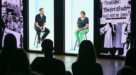 In Hologramm-Videos unterhalten sich Moderator Klaas Heufer-Umlauf und die Holocaust-Überlebende Ruth Winkelmann.  / Foto: Jens Kalaene/dpa